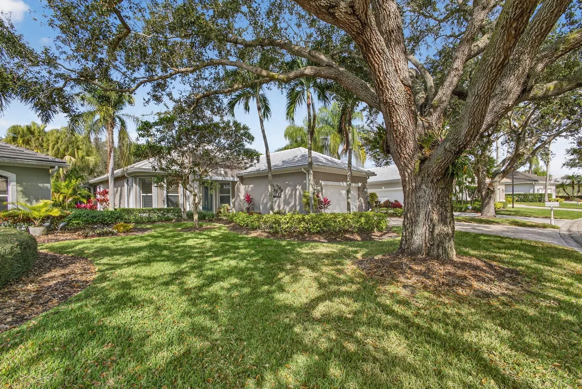 Monarch Country Club Residence