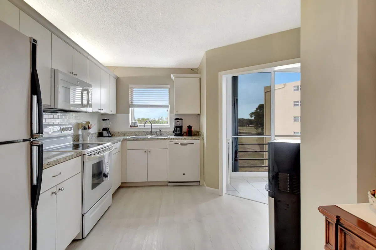 Unit 415 photo 13