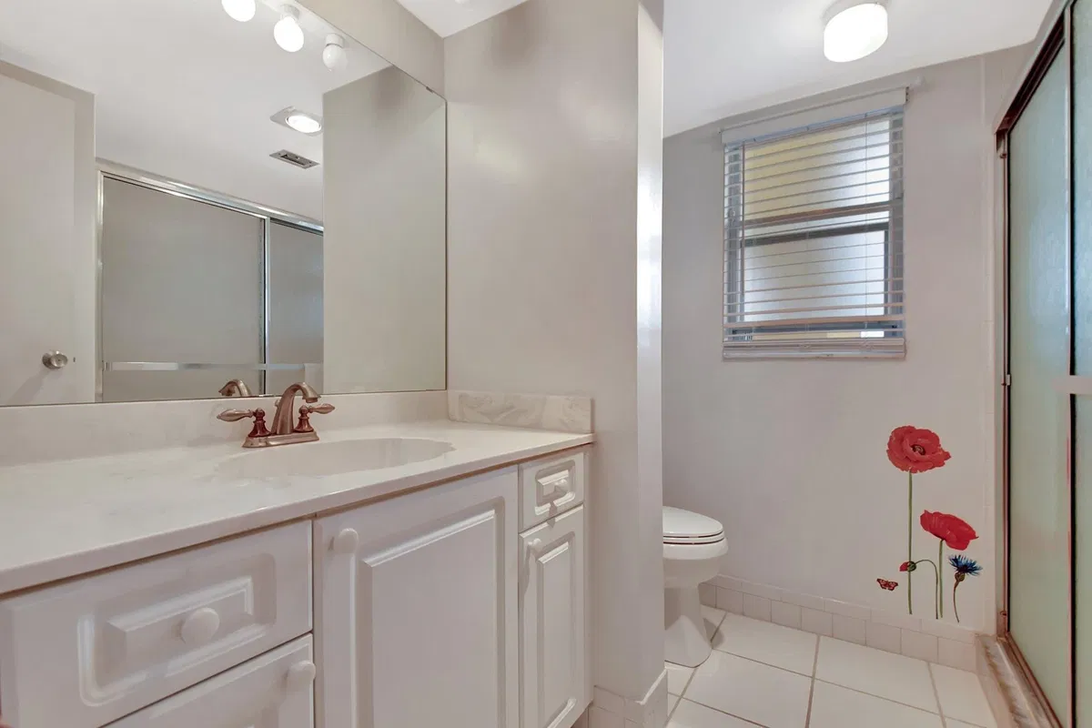 Unit 415 photo 16