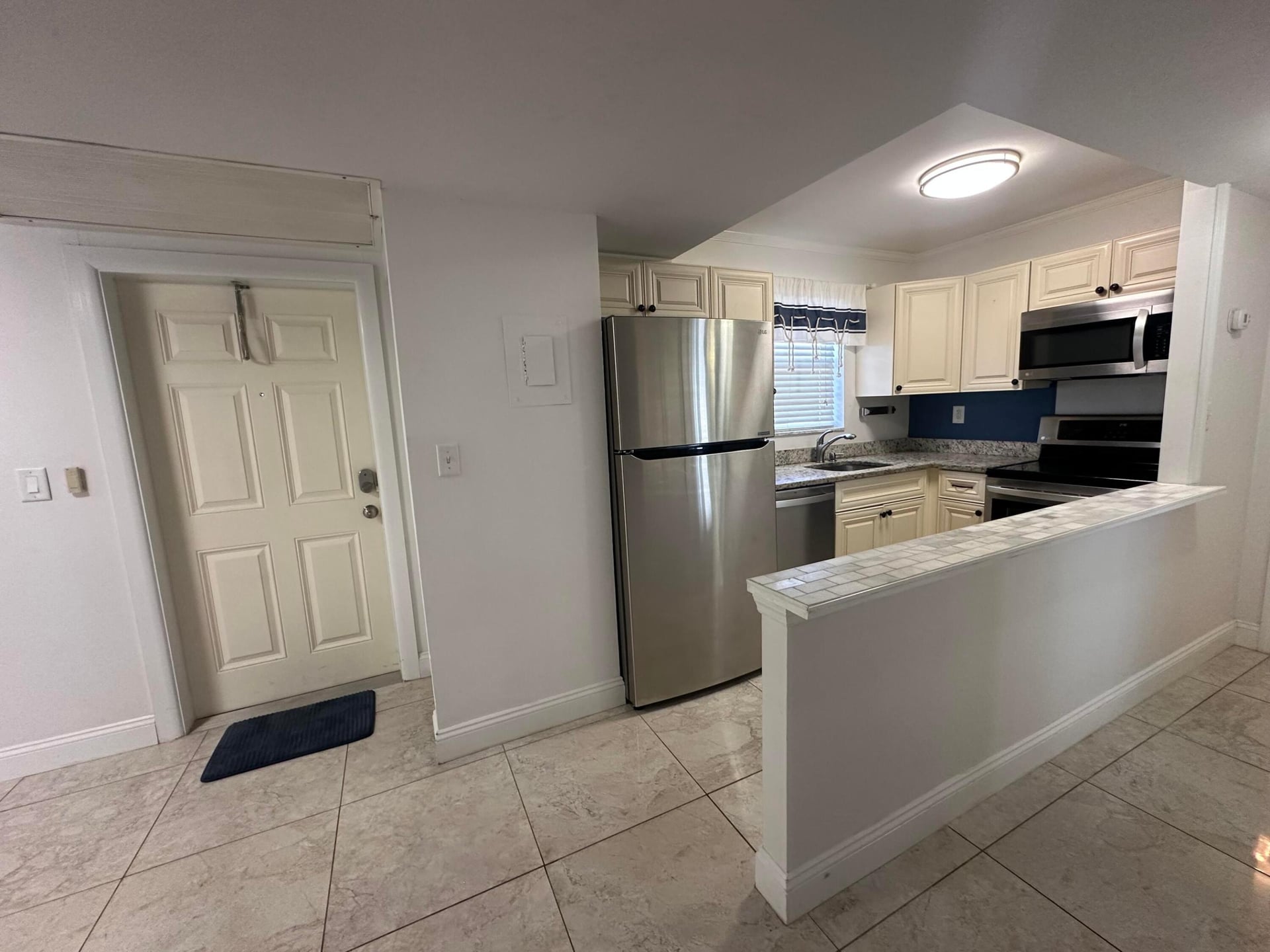 Unit 417 photo 4