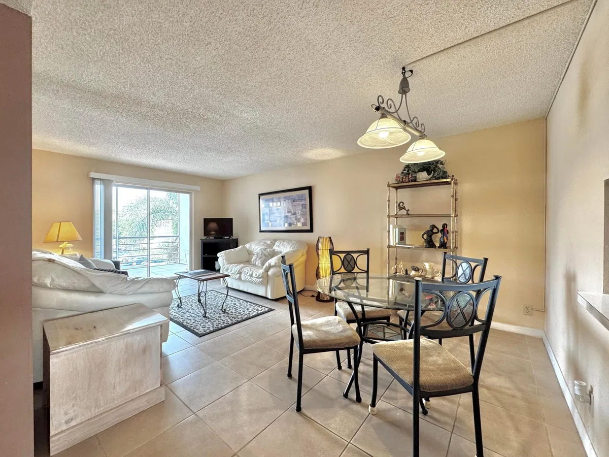 Unit 315 photo 4