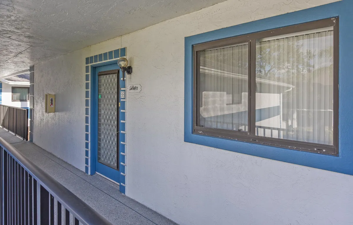 Unit 98 photo 16
