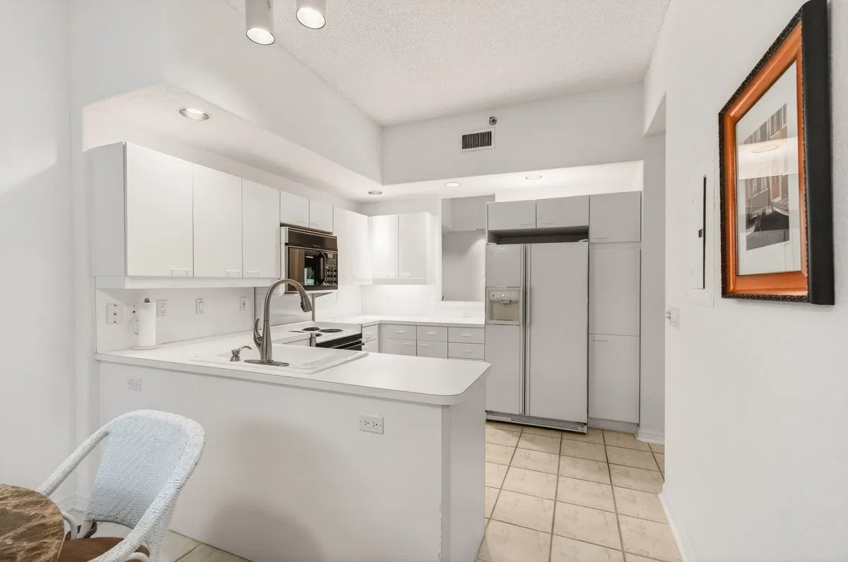 Unit 1304 photo 10