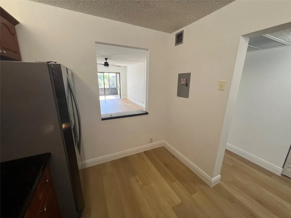Unit 422 photo 10