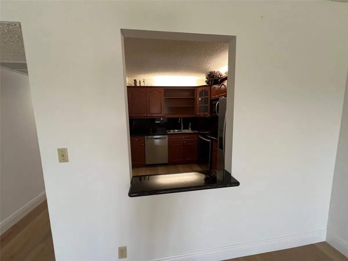 Unit 422 photo 13