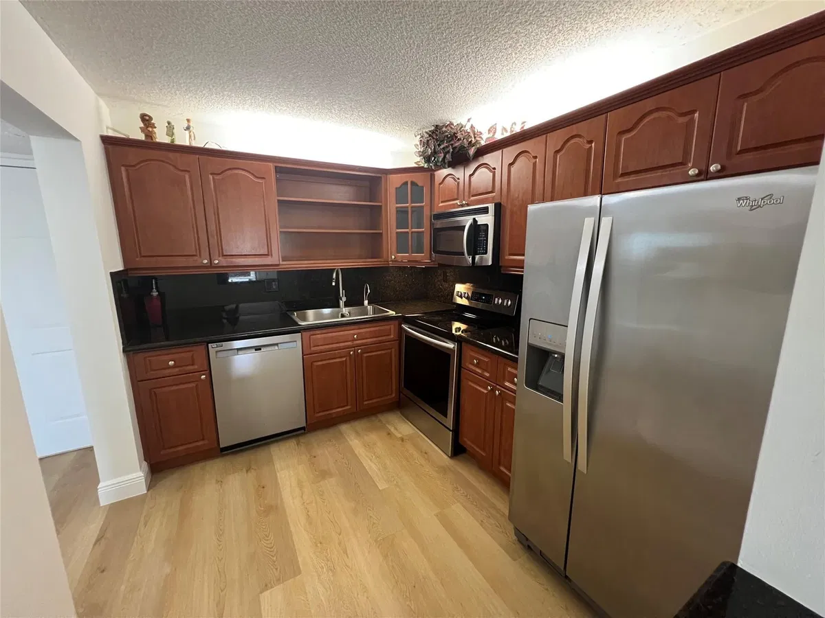 Unit 422 photo 16