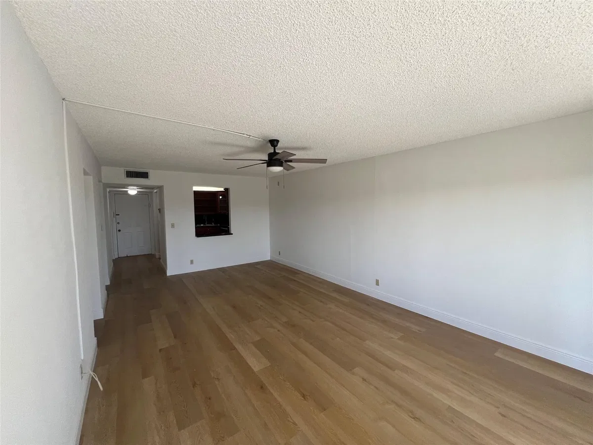 Unit 422 photo 19