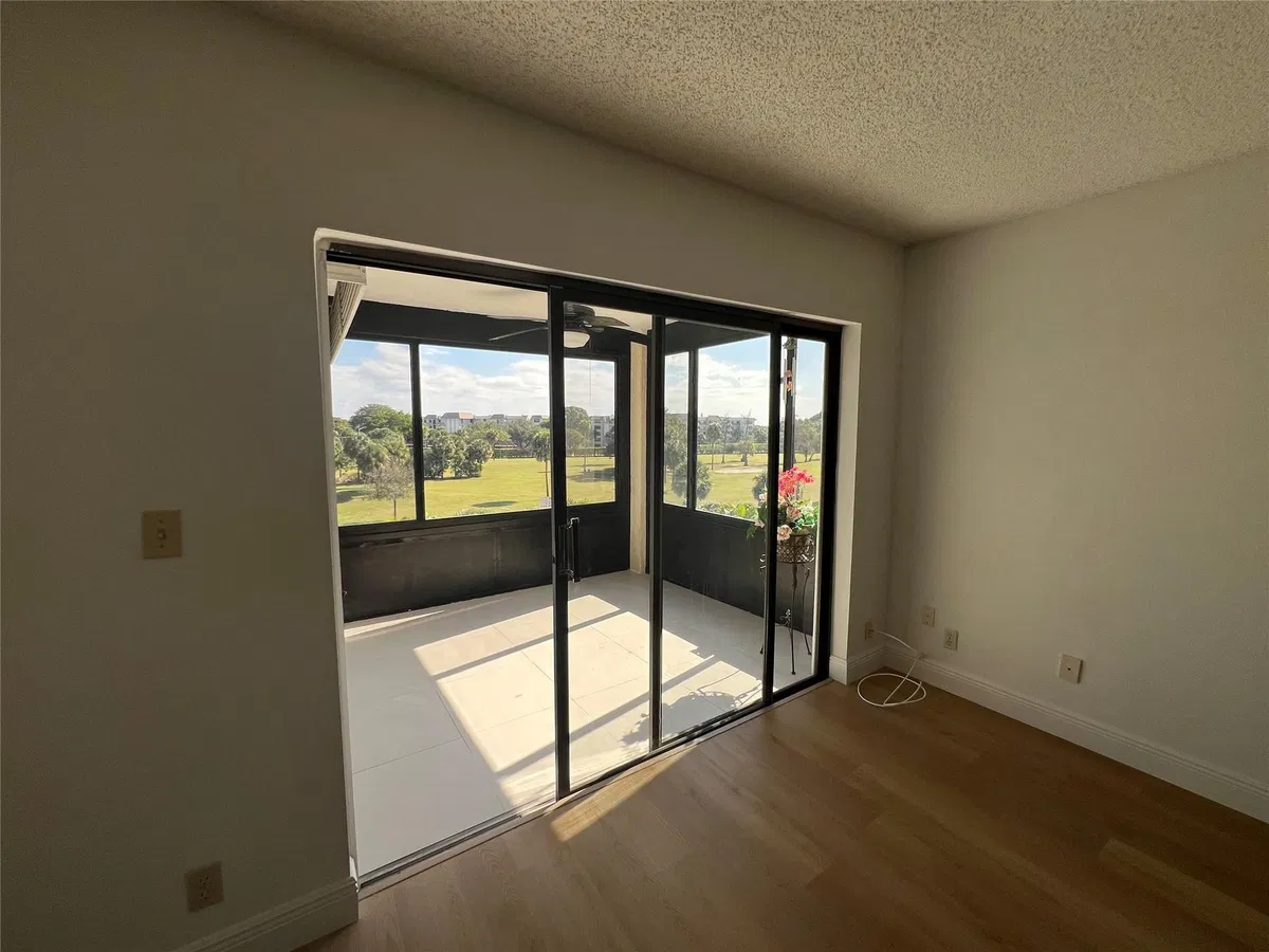 Unit 422 photo 28
