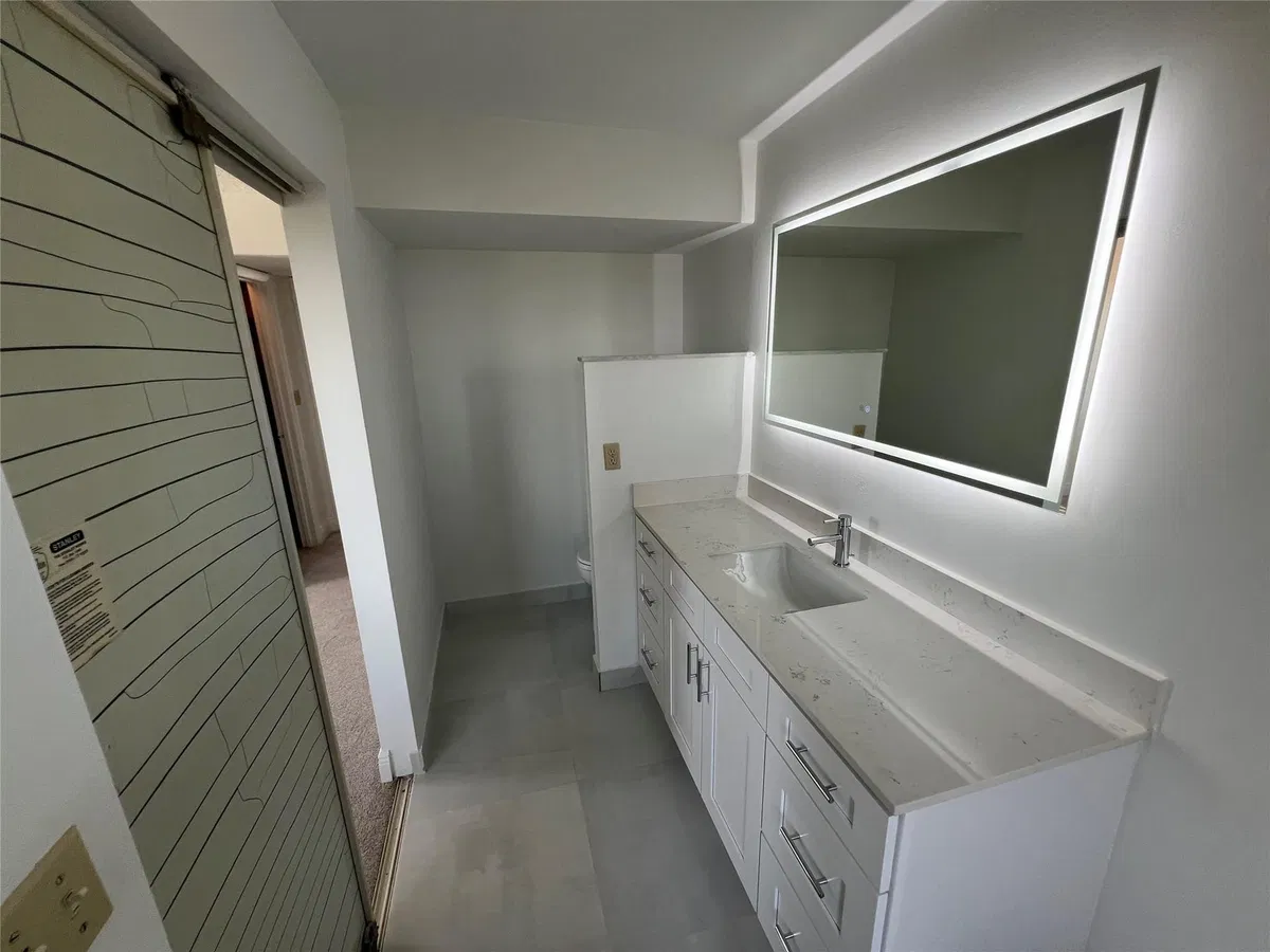 Unit 422 photo 31