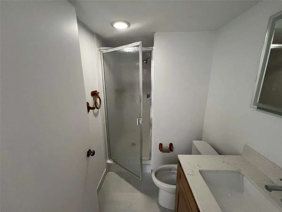 Unit 422 photo 37