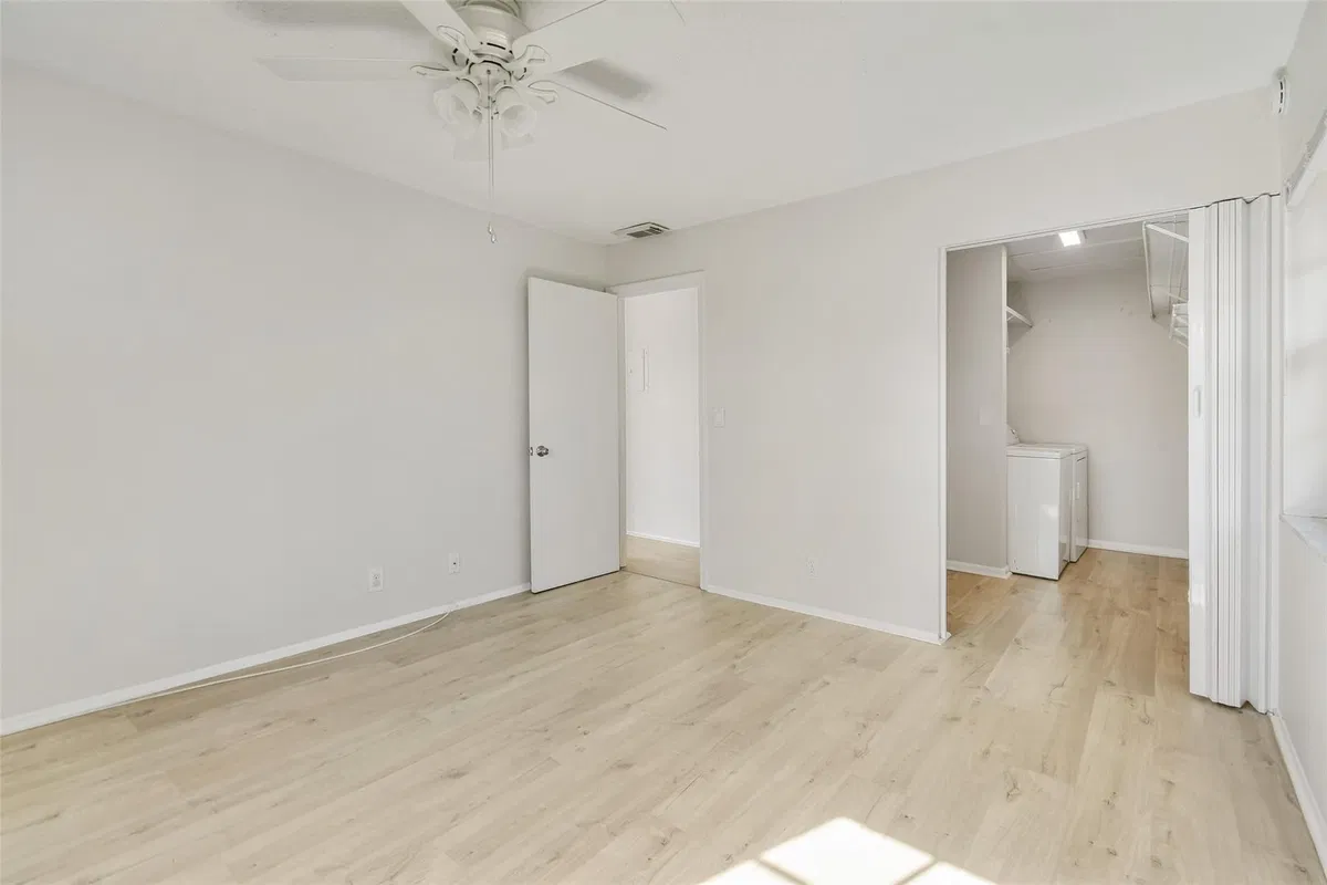 Unit O8 photo 13