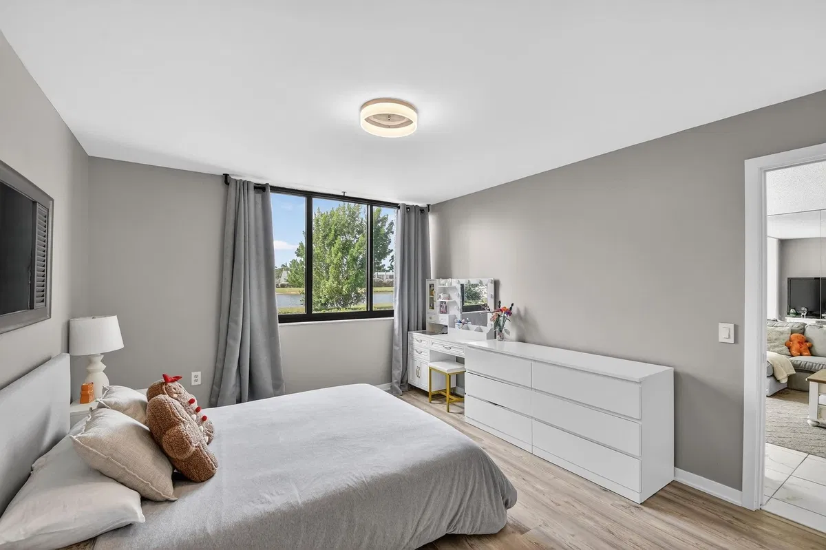 Unit 106 photo 19
