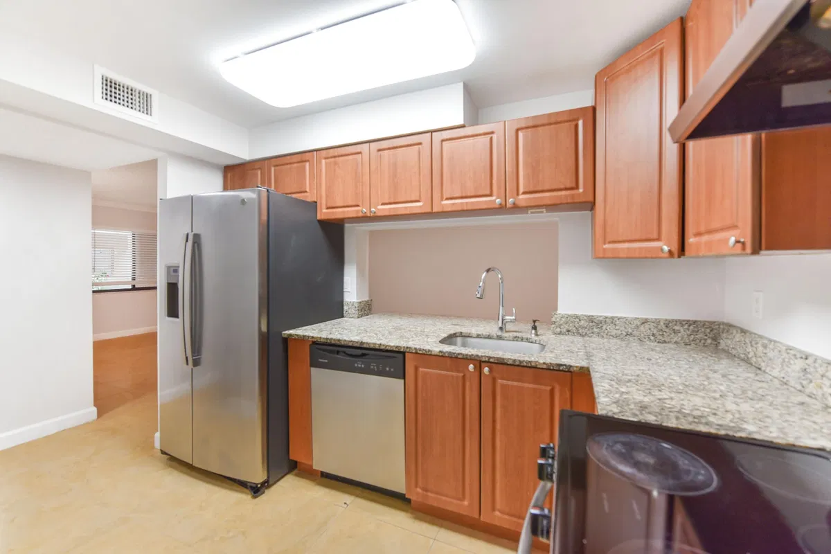 Unit 140 photo 4