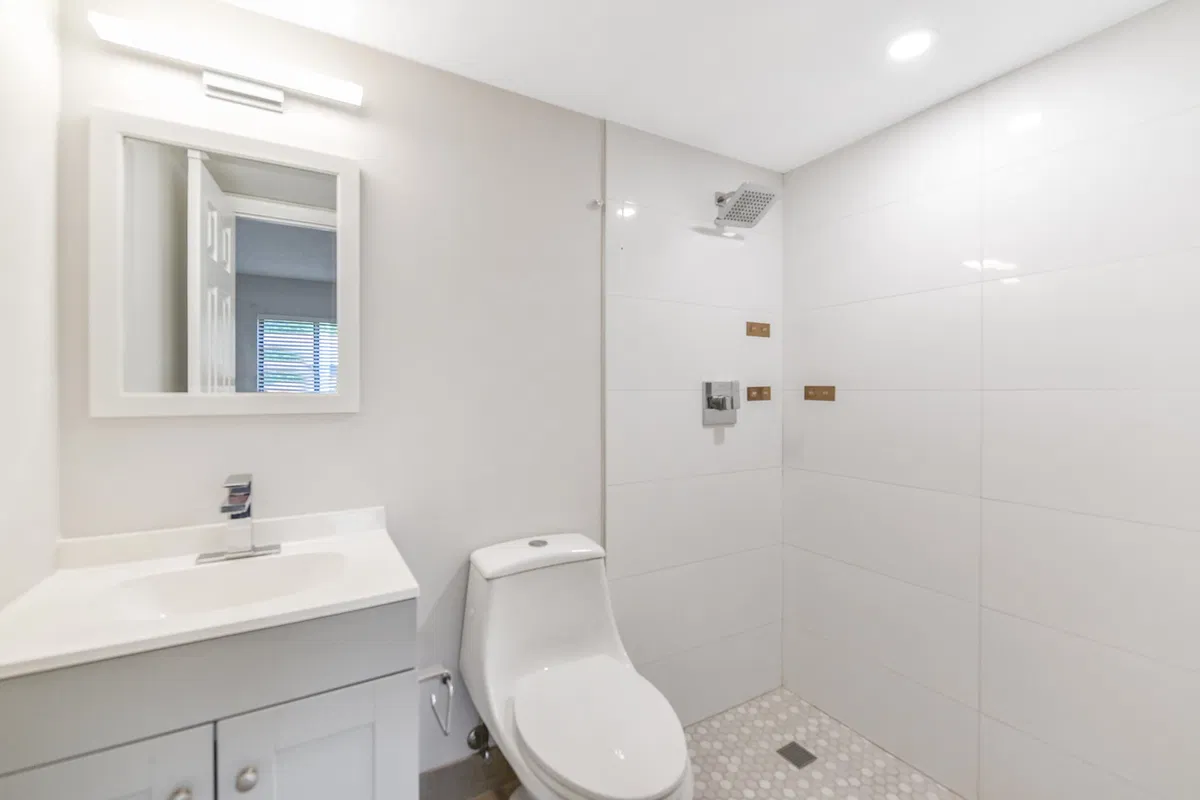 Unit 140 photo 16