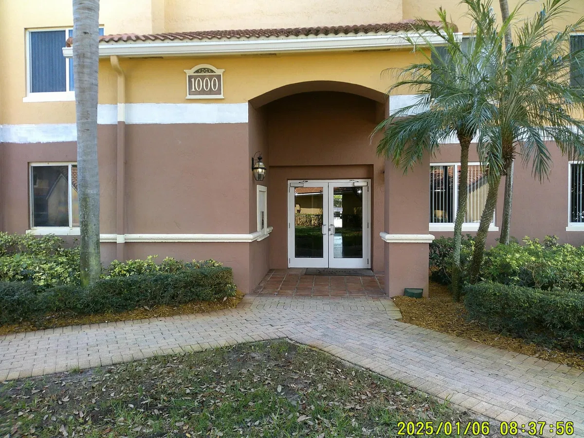 Unit 304 photo 4