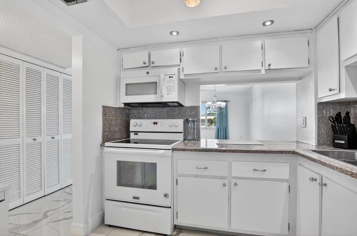 Unit 1433 photo 13
