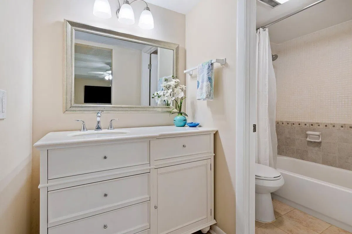 Unit 130 photo 10