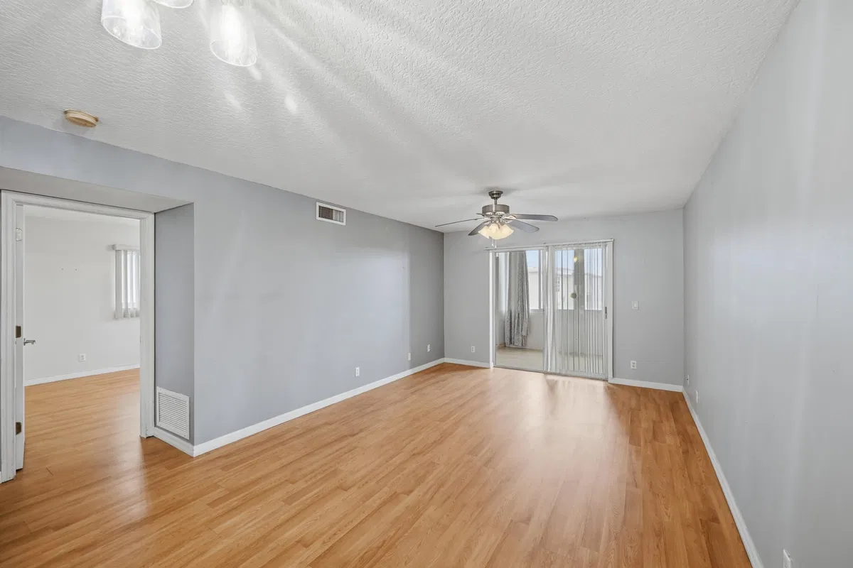 Unit 4090 photo 10
