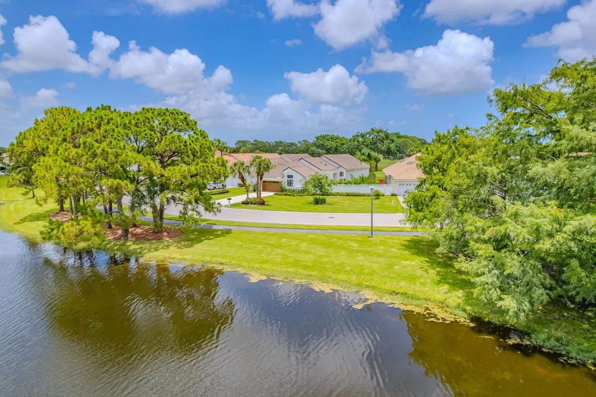 Eastpointe Country Club Residence photo 25