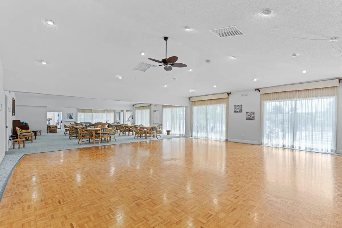 Unit 86 photo 28