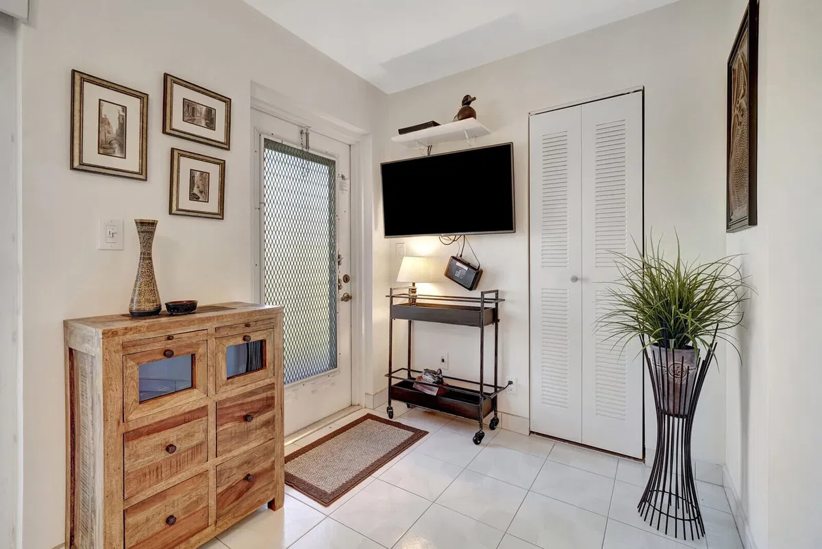 Unit 202 photo 4