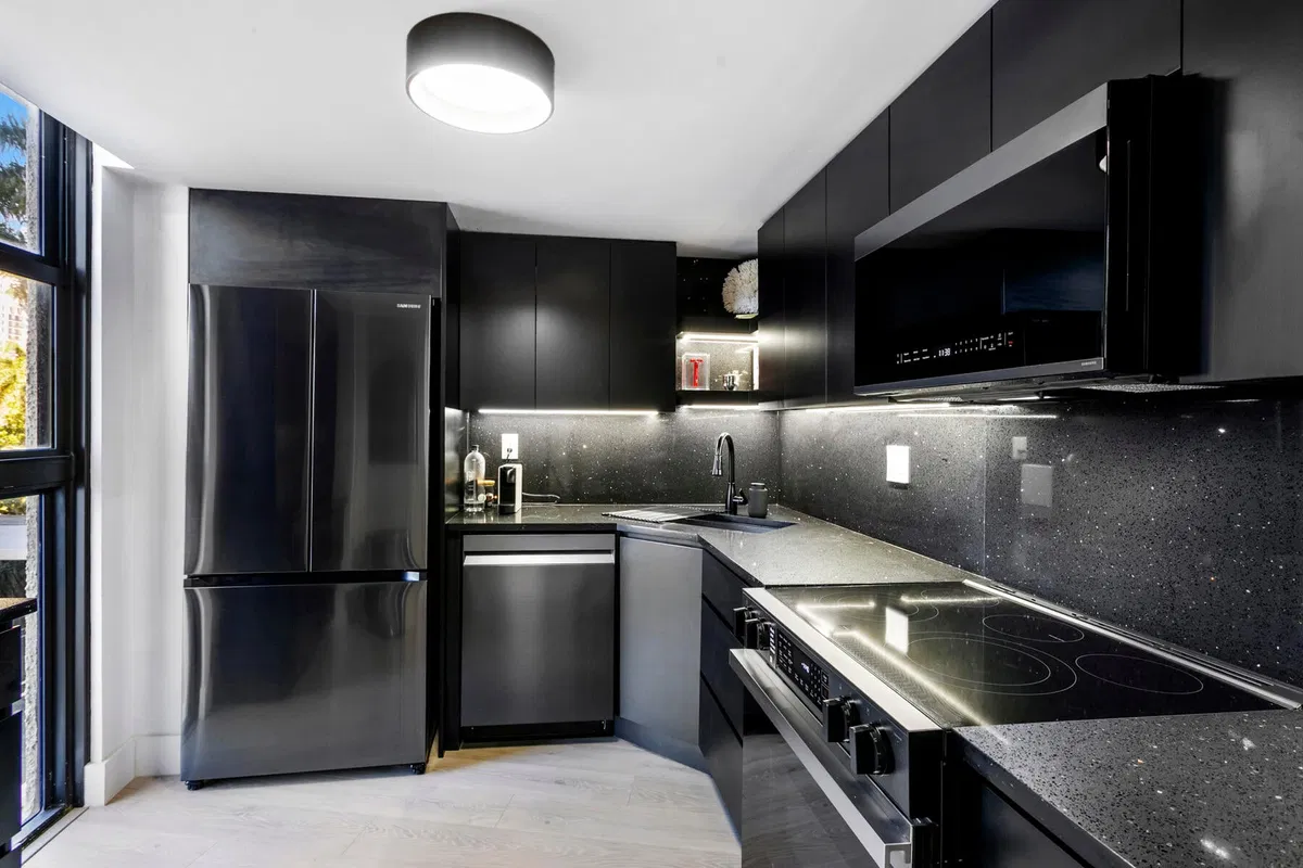 Trianon Unit 201 photo 25