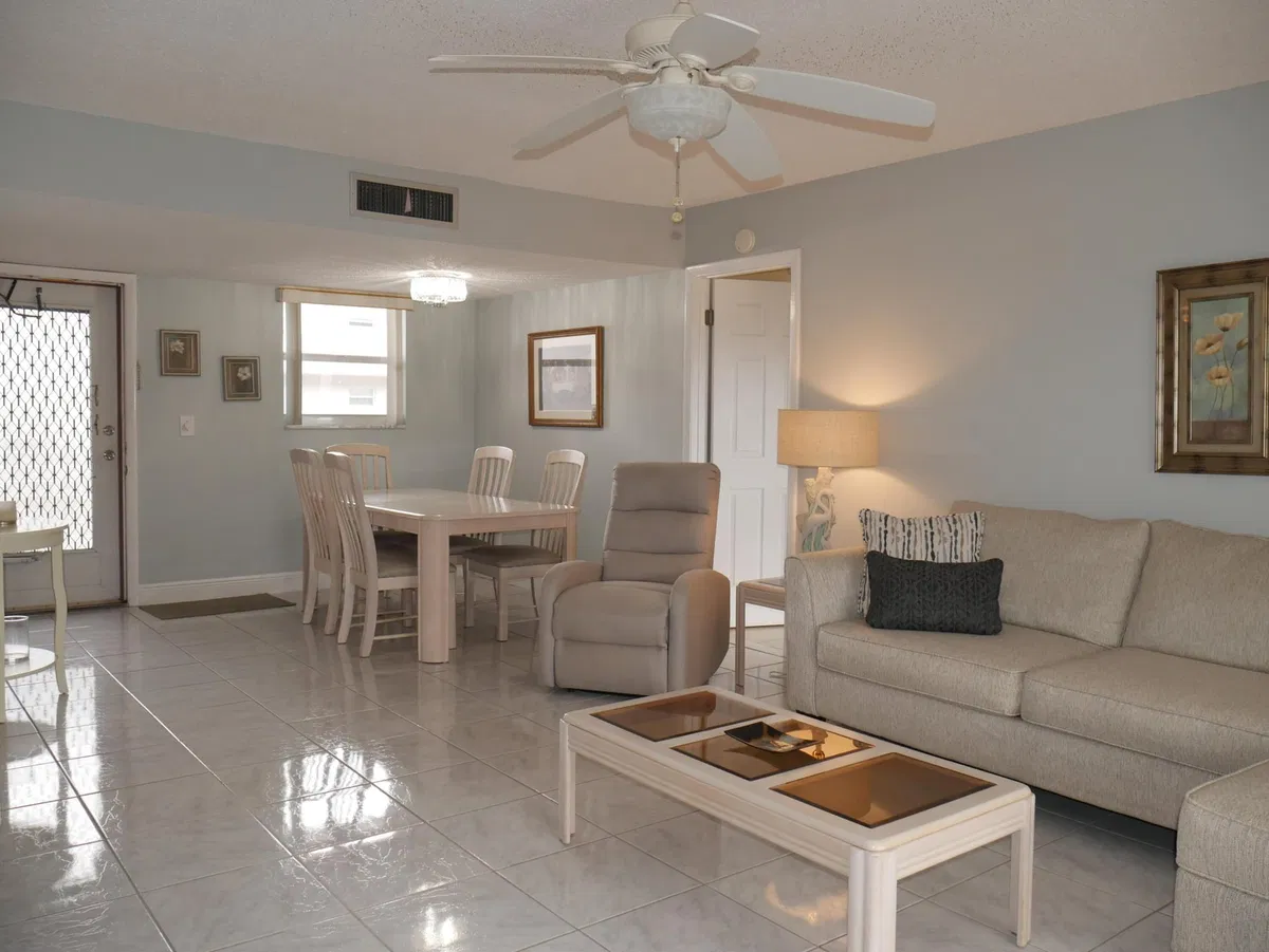 Unit 208 photo 4