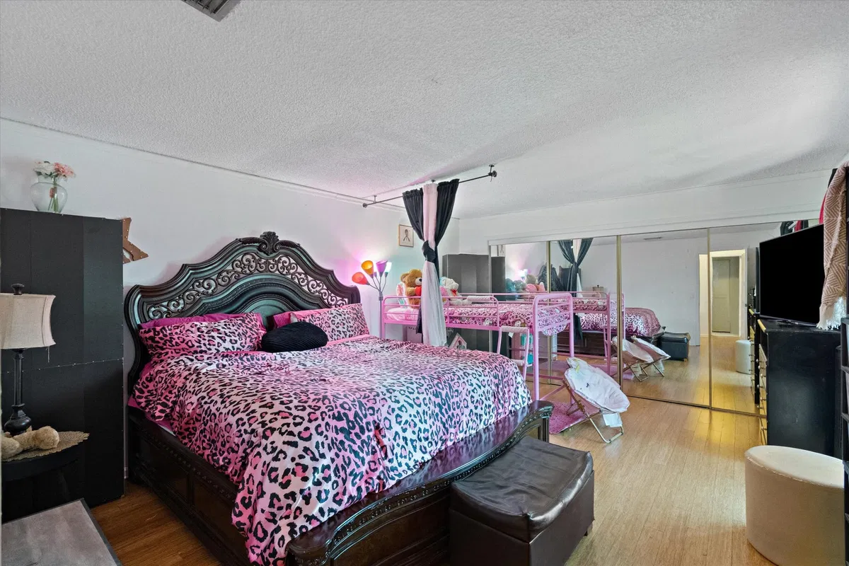 Residence photo 16