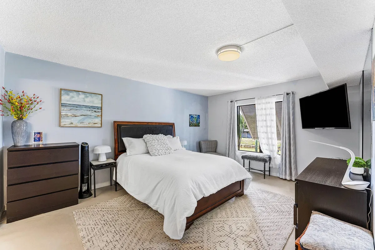 Unit 204 photo 22