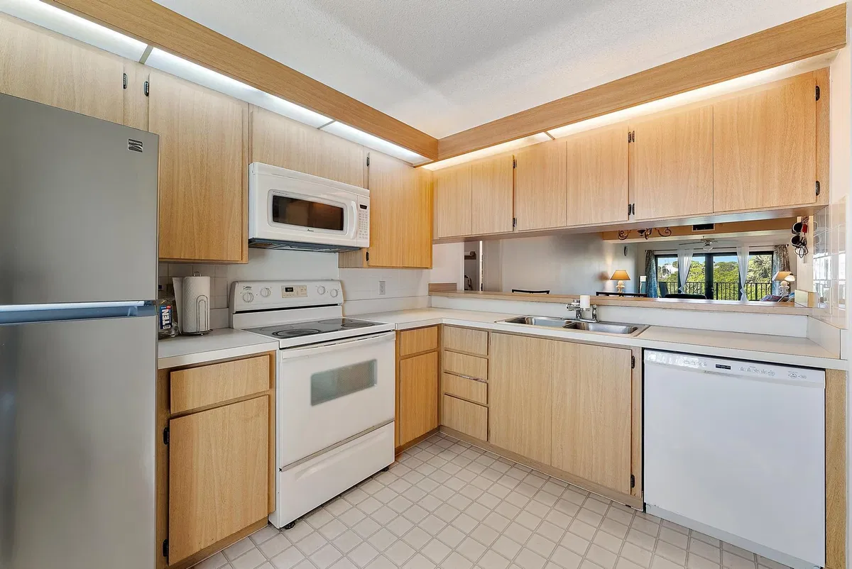 Unit 202 photo 7