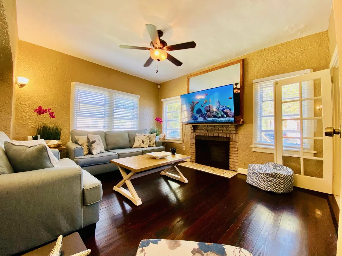 West Palm Beach Unit Sfh With A Detached Apt.