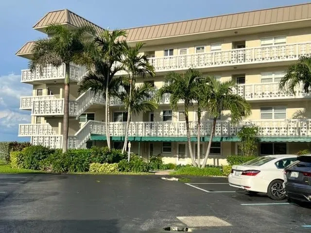 Unit 308 photo 4