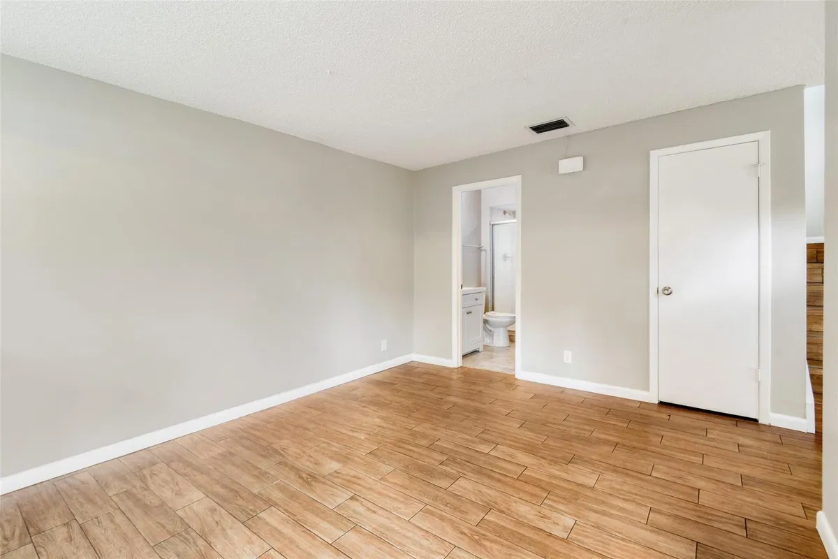 Unit B photo 19