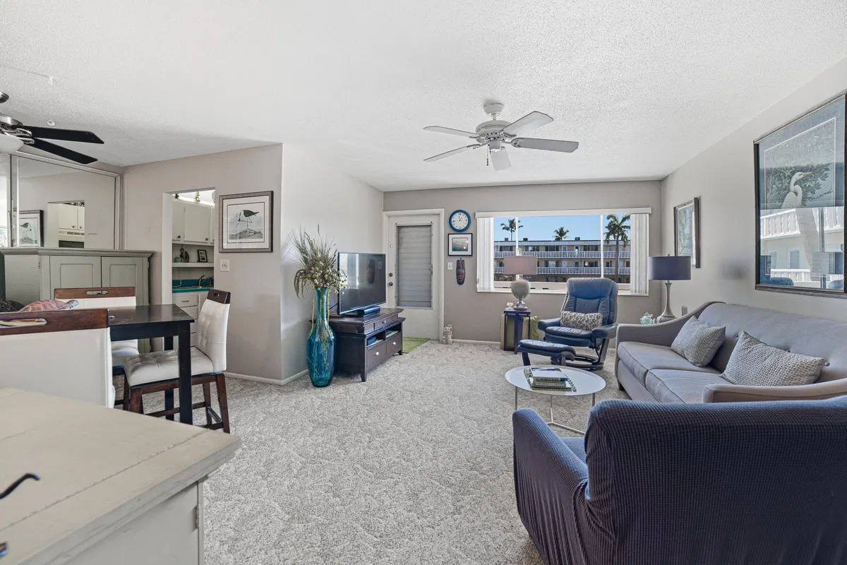 Unit 207 photo 10