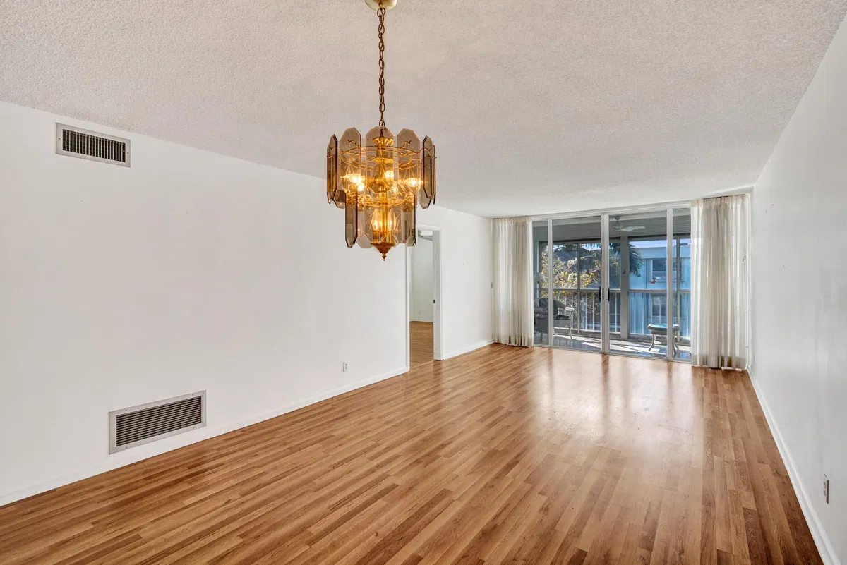 Unit 404 photo 10
