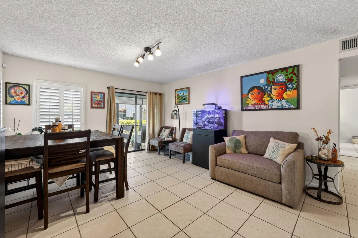 Unit 603 photo 4
