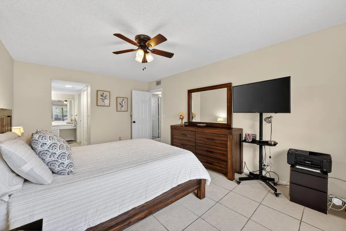 Unit 603 photo 16