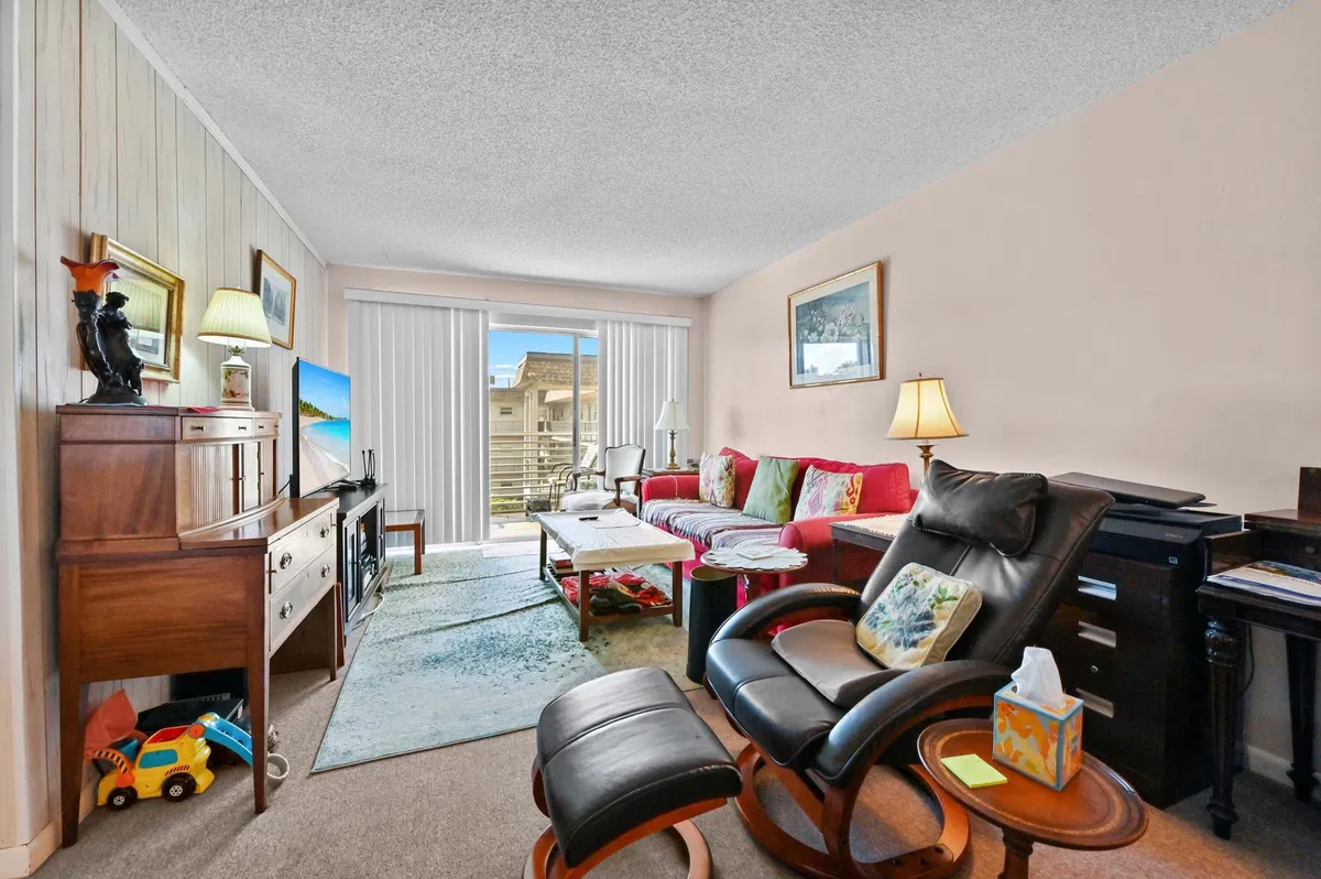 Unit 313 photo 10