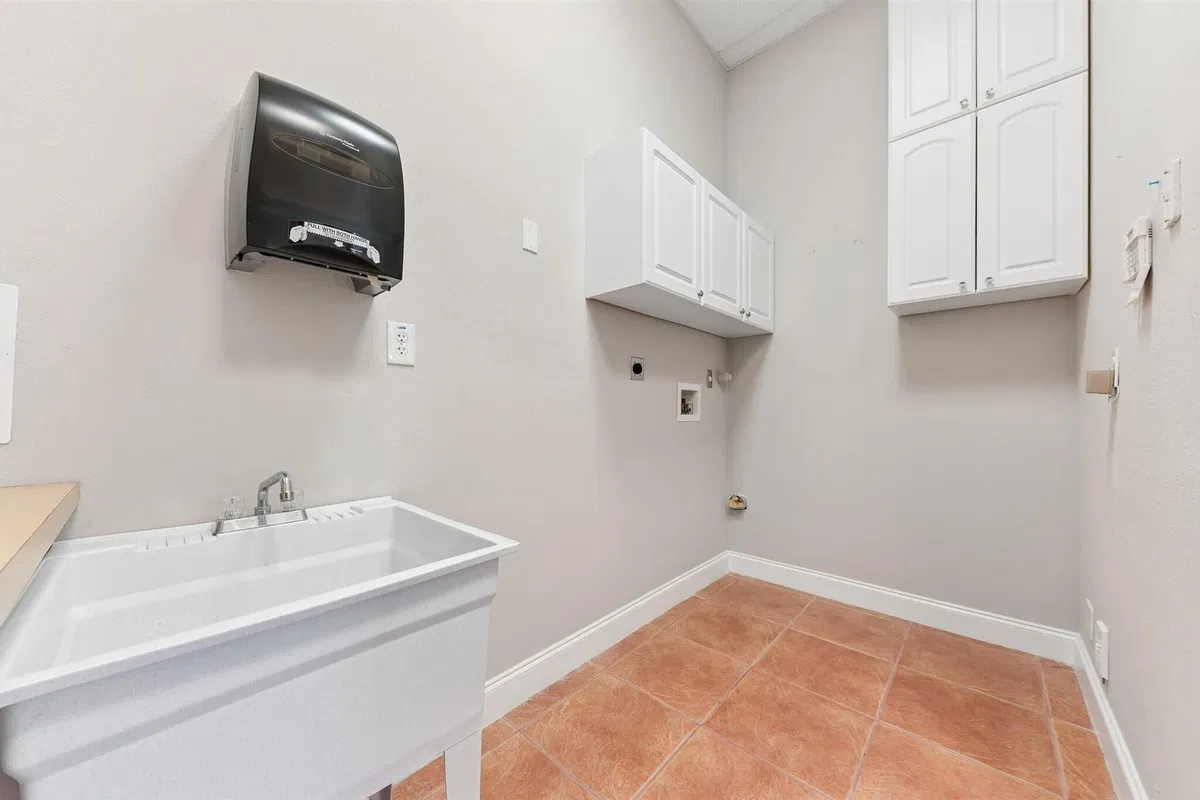 Unit 11-15 photo 13