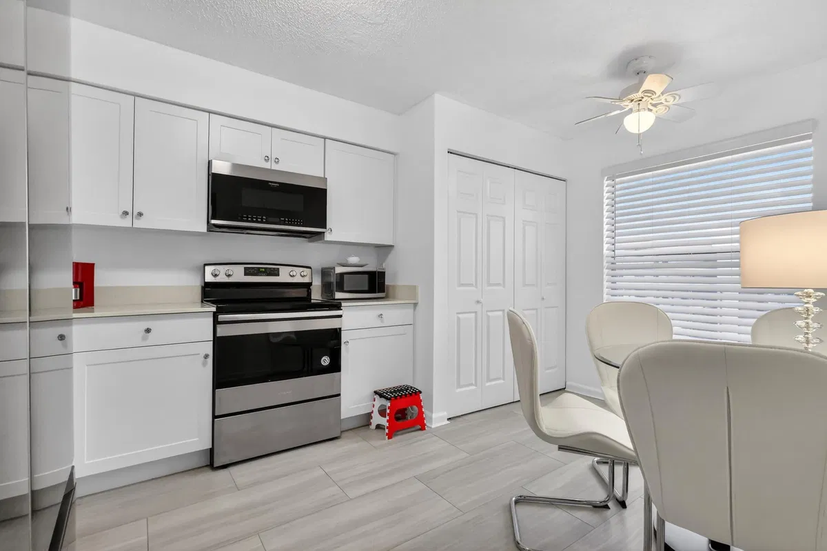  Unit 605 photo 7
