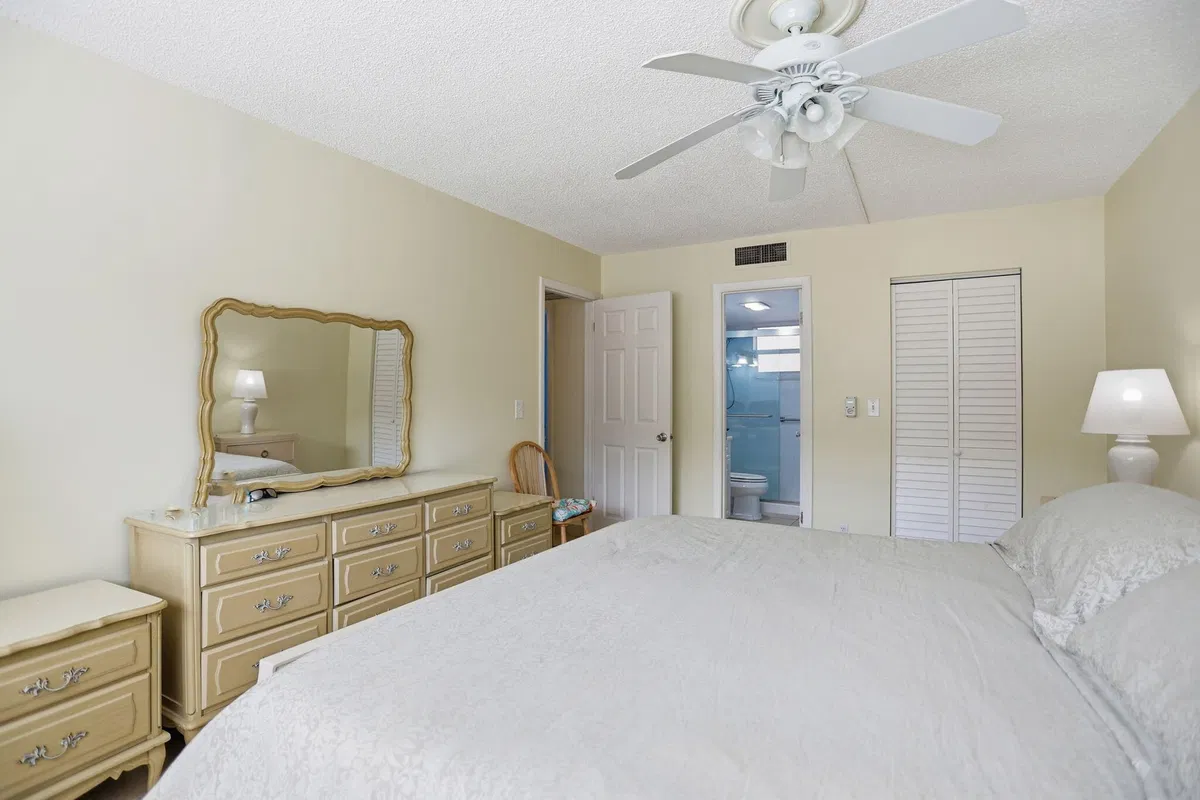 Unit 113 photo 22
