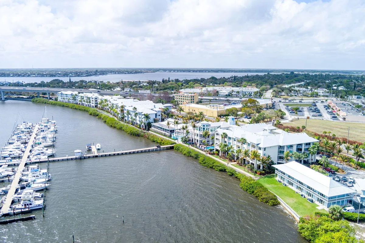 Harborage Yacht Club Unit 302 photo 4