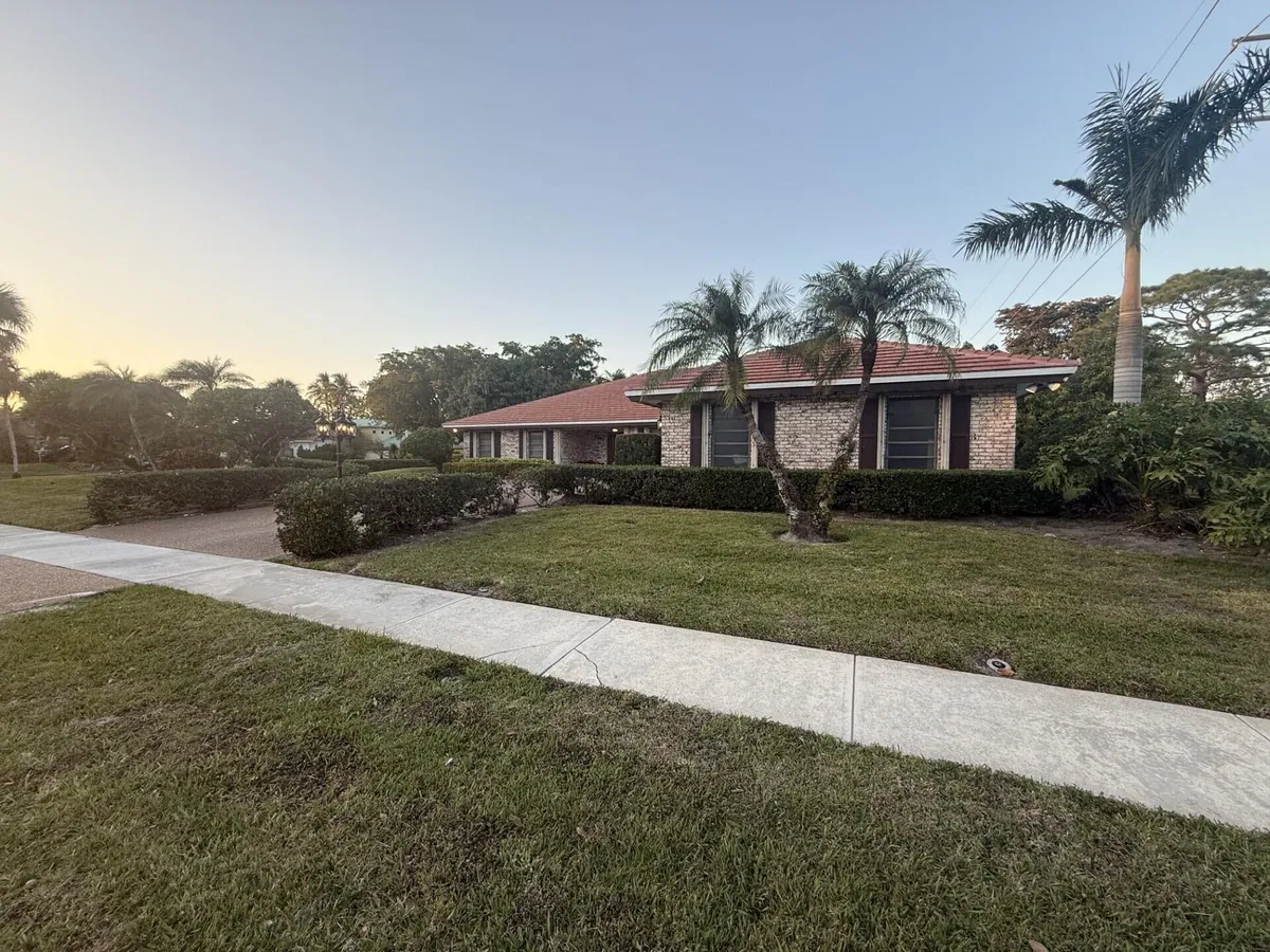 Boca Bath & Tennis Residence