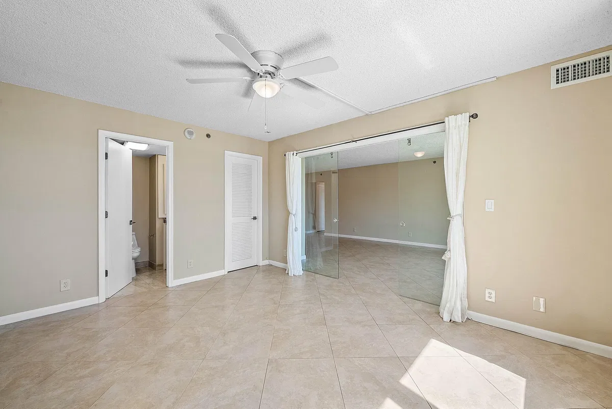 Unit 207 photo 28