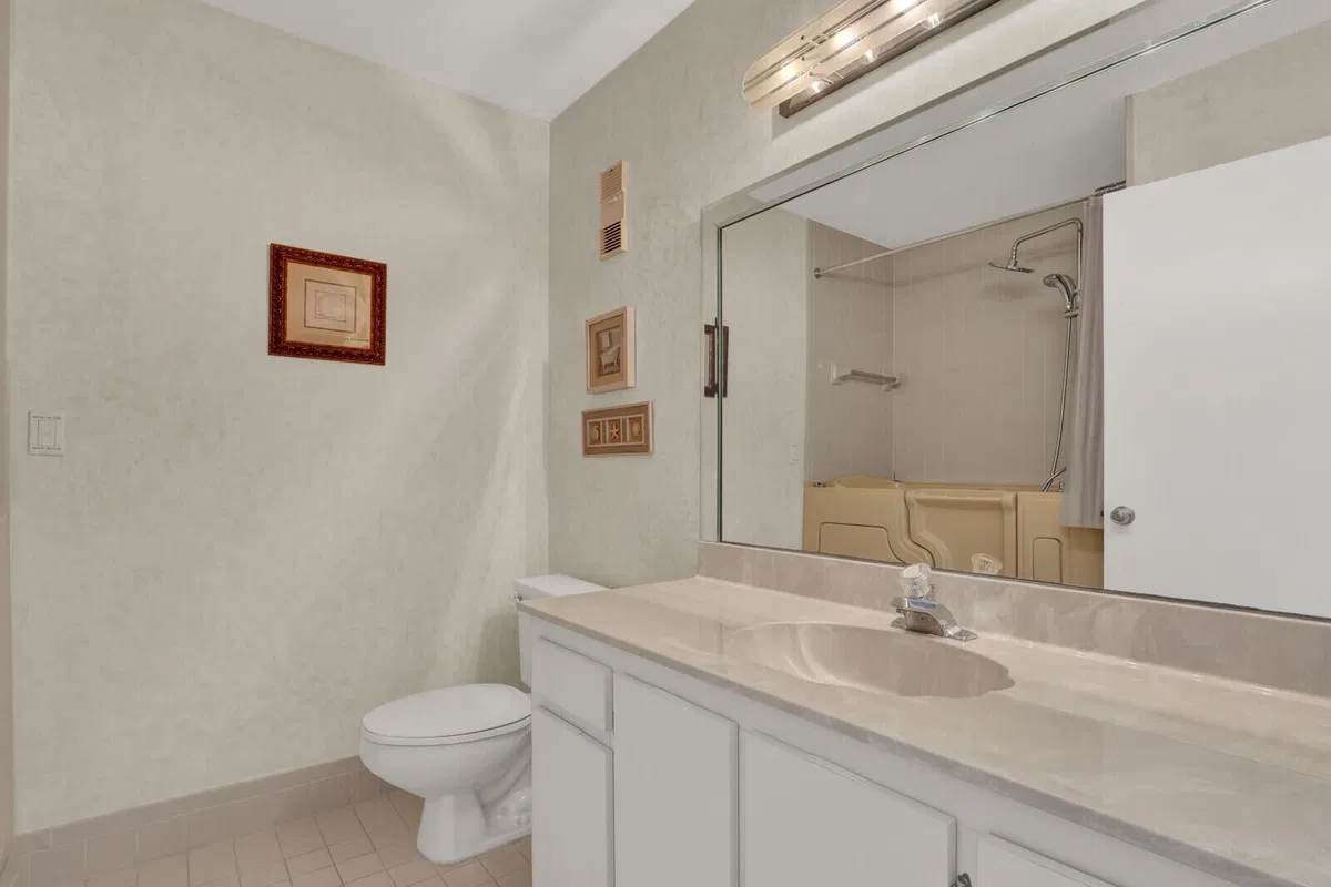 Unit B photo 28