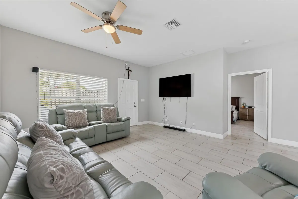  Residence photo 16