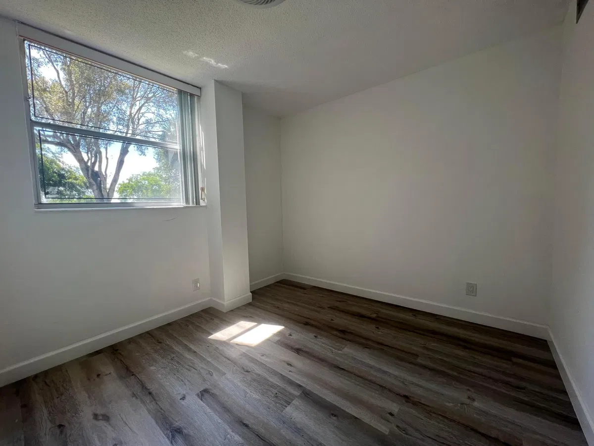 Unit 114 photo 4
