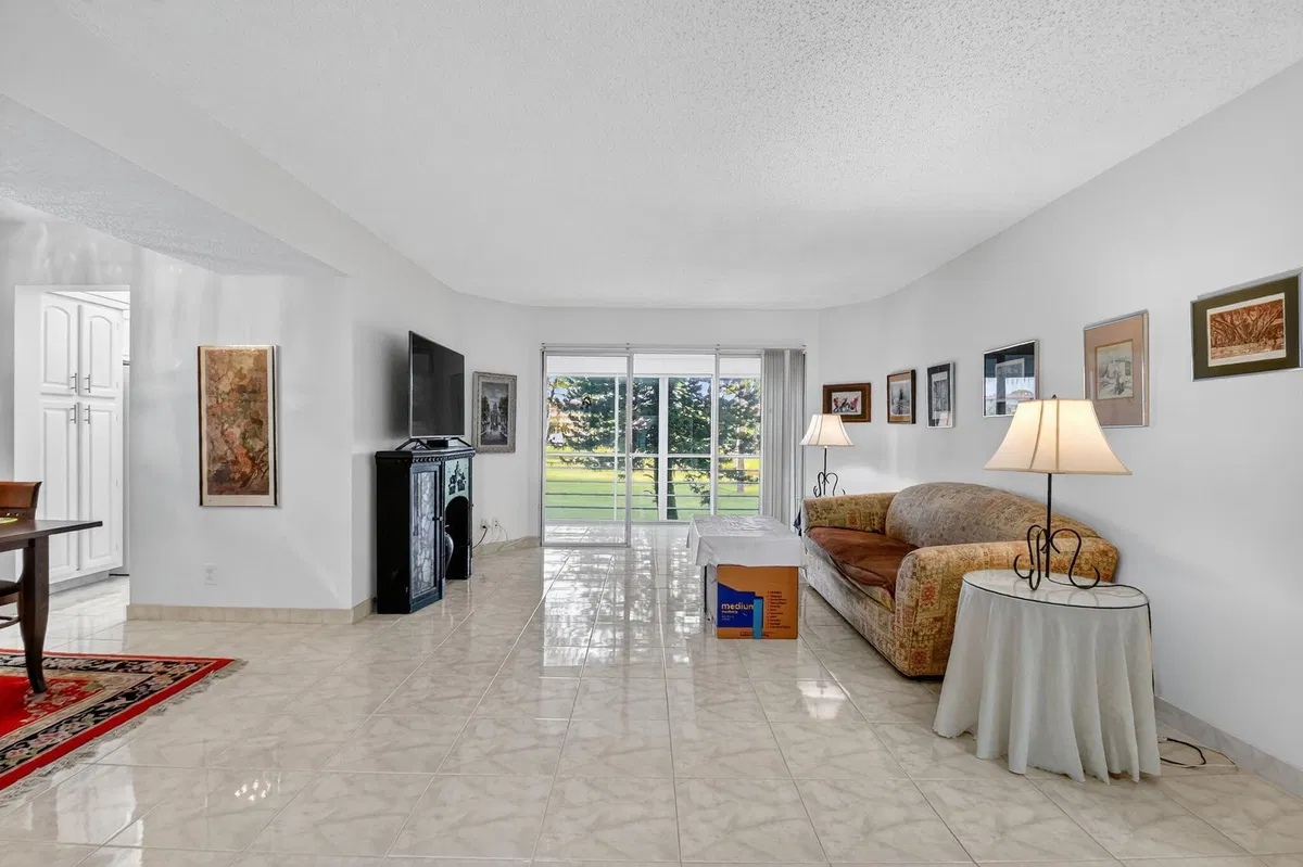 Unit 206 photo 4