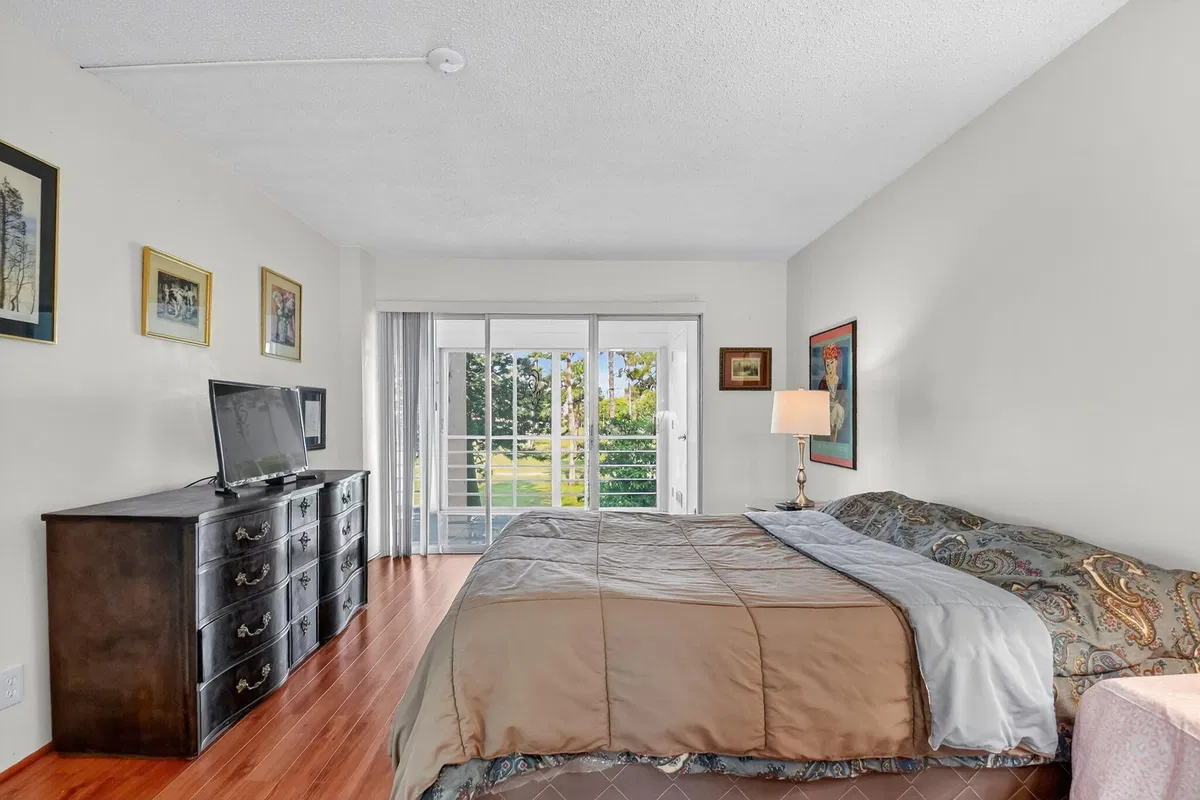 Unit 206 photo 22