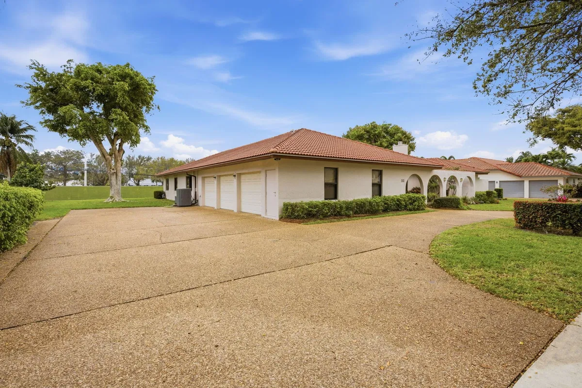 Boca Bath & Tennis Residence photo 10